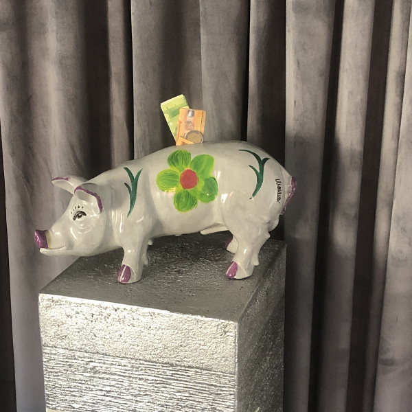 Sparschwein Louis grau mit grünen Blüten